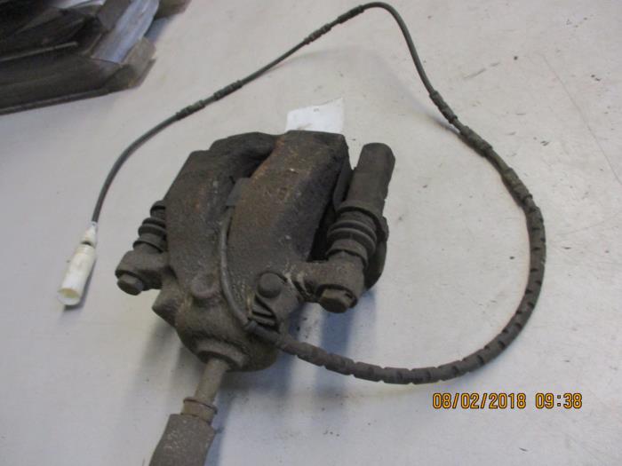 Rear brake calliper, right from a BMW 1 serie (E87/87N) 118i 16V 2005