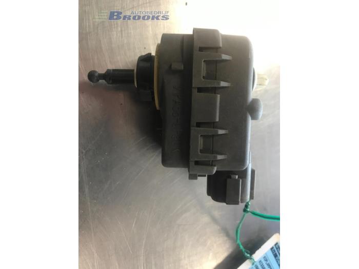 Używane Silnik reflektora Nissan Vanette (C23) 2.3 D E/Cargo Cena € 5,00 Procedura marży oferowane przez Autobedrijf Brooks