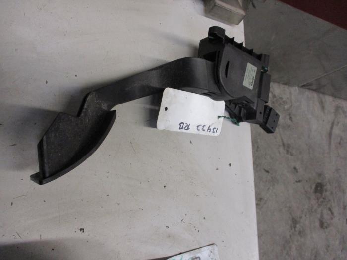 Throttle pedal position sensor from a Fiat Doblo Cargo (263) 1.6 D Multijet 2012