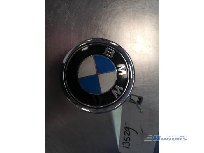 Tailgate handle from a BMW 1 serie (E87/87N) 118d 16V 2007