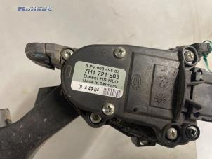 Gaspedalsensor från en Volkswagen Multivan T5 (7E/7HC/7HF/7HM) 2.5 TDi 2005