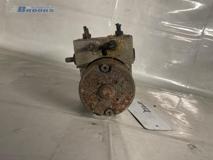 Używane Pompa ABS Opel Corsa B (73/78/79) 1.2i 16V Cena € 25,00 Procedura marży oferowane przez Autobedrijf Brooks