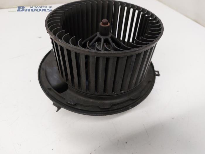 Motor de ventilador de calefactor de un BMW 1 serie (E87/87N) 118d 16V 2007