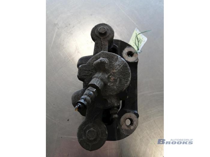 Front brake calliper, right from a BMW 1 serie (E87/87N) 118d 16V 2007