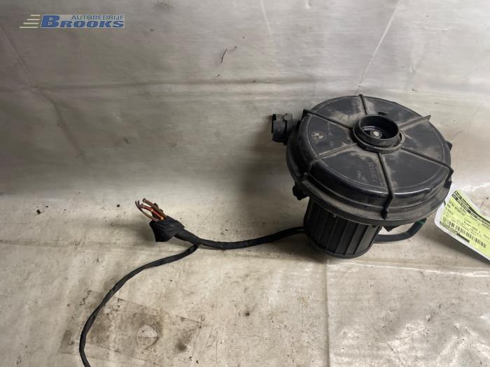 Additional water pump from a BMW 5 serie (E60) 545i 32V 2005