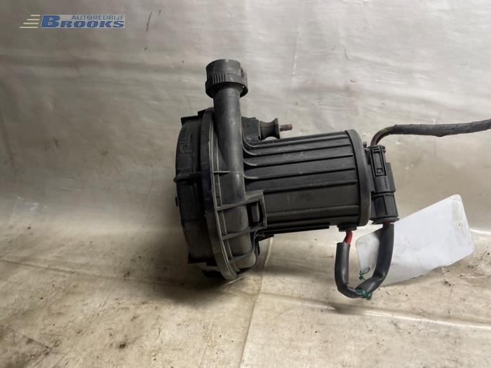 Additional water pump from a BMW 5 serie (E60) 545i 32V 2005