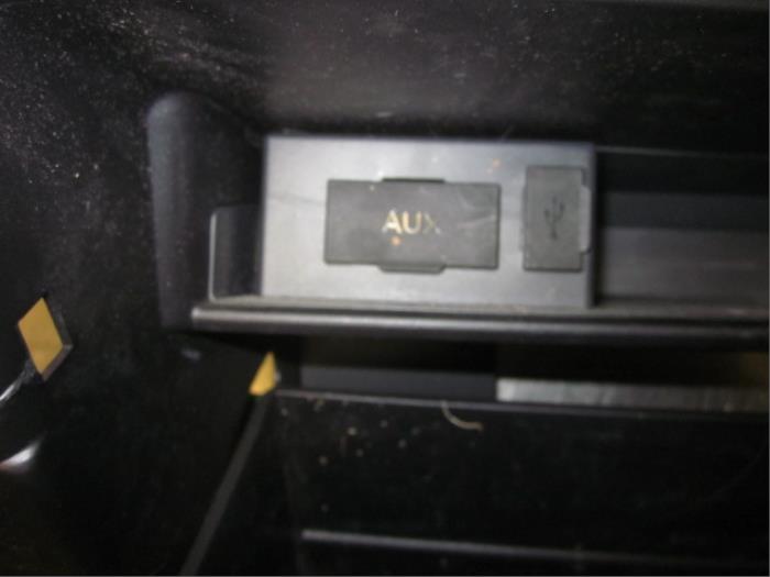 Glovebox from a Mitsubishi Pajero Hardtop (V6/7) 3.2 DI-D 16V Autom. 2008