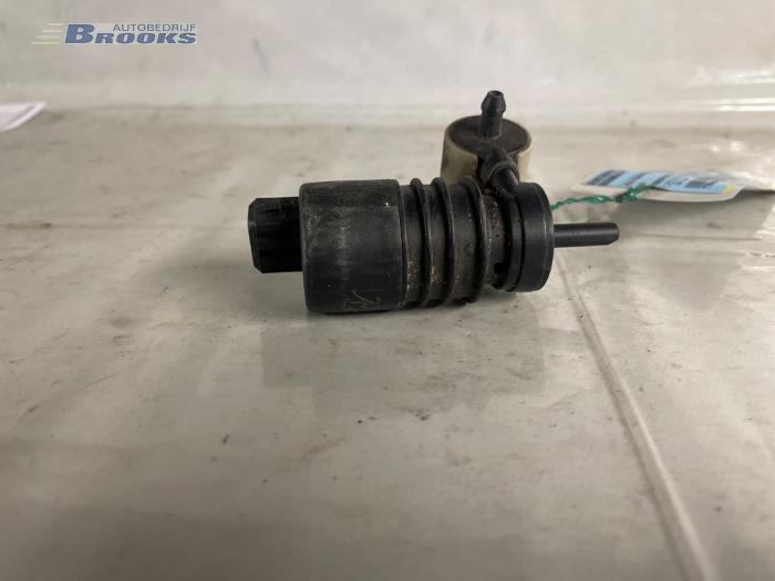 Windscreen washer pump from a Volkswagen Transporter/Caravelle T4 2.5 TDI 1995