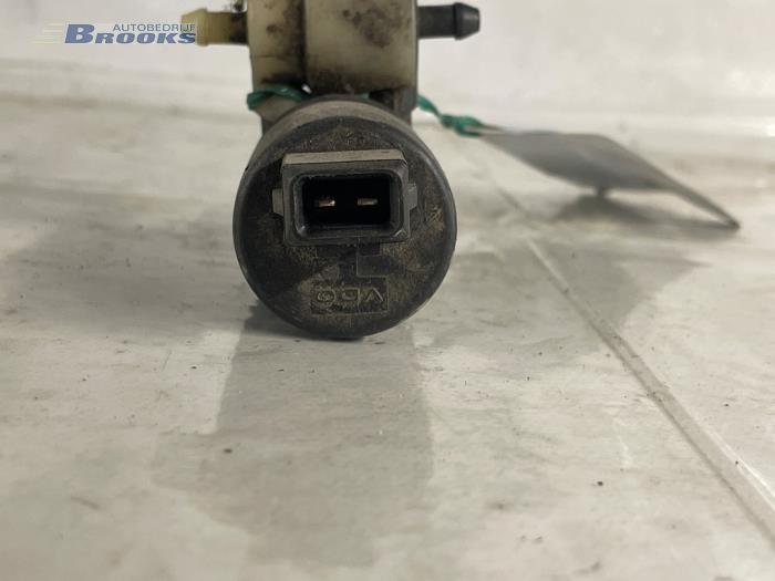 Windscreen washer pump from a Volkswagen Transporter/Caravelle T4 2.5 TDI 1995
