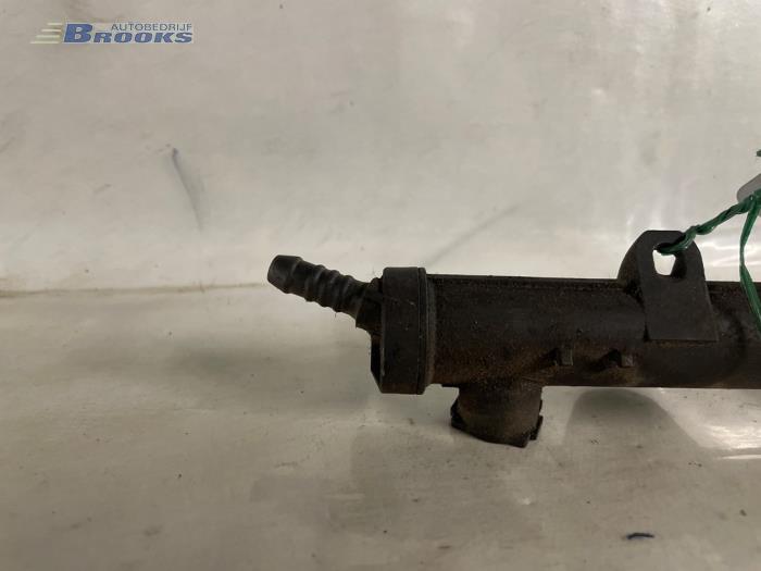 Fuel injector nozzle from a Volkswagen Polo III (6N1) 1.4i 1998