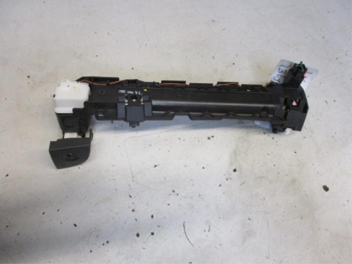 Begagnade Handskfacklock Mercedes E Combi (S211) 2.2 E-220 CDI 16V Pris € 25,00 Marginaltabell erbjuds av Autobedrijf Brooks