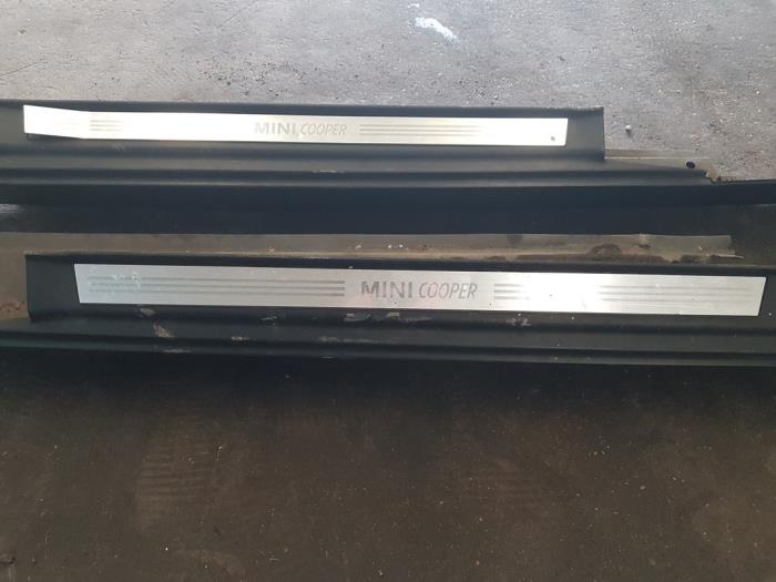 Seitenschürze Set links + rechts van een MINI Mini One/Cooper (R50) 1.6 16V Cooper 2001