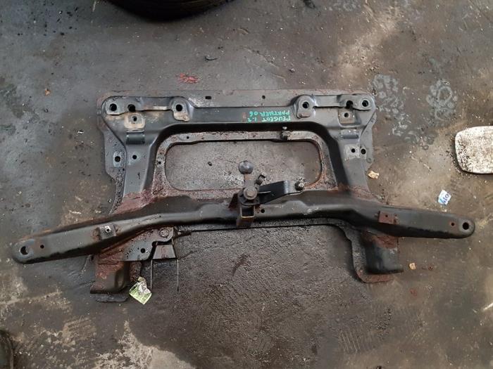 Used Subframe Peugeot Partner Combispace 1.4 Price € 52,50 Margin scheme offered by van de Bunte Teuge B.V.