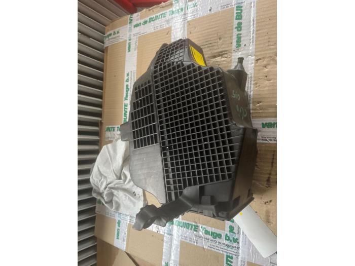 Begagnade Luftfilter Renault Clio IV (5R) 0.9 Energy TCE 90 12V Pris € 52,50 Marginaltabell erbjuds av van de Bunte Teuge B.V.