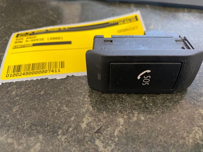 Używane Przycisk SOS BMW 5 serie (E60) M5 V10 40V Cena € 15,75 Procedura marży oferowane przez van de Bunte Teuge B.V.