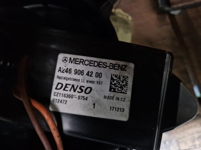 Motor de ventilador de calefactor de un Mercedes-Benz CLA (117.3) 1.6 CLA-200 16V 2015