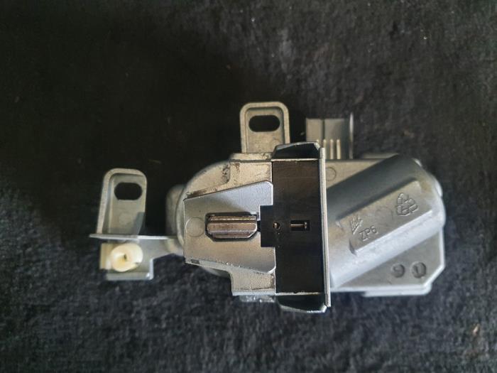 Ignition lock + key from a Volvo V40 (MV) 2.0 D4 16V 2014