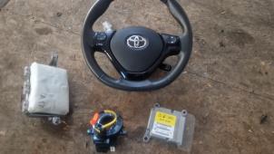 Usados Juego de airbags Toyota Aygo (B40) 1.0 12V VVT-i Precio € 600,00 Norma de margen ofrecido por van de Bunte Teuge B.V.