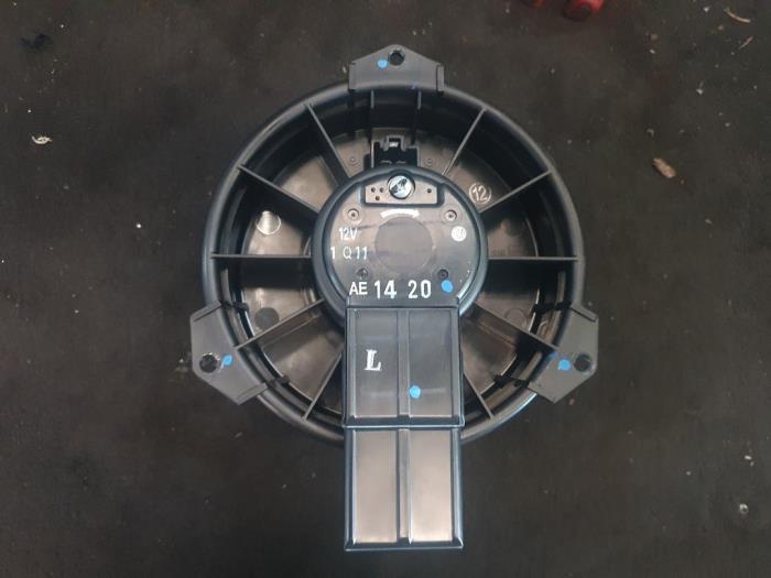 Heating and ventilation fan motor from a Mitsubishi Space Star (A0) 1.0 12V 2013