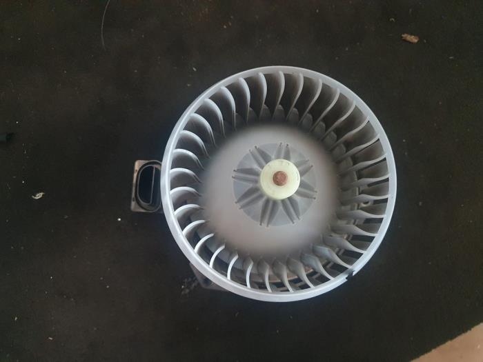 Heating and ventilation fan motor from a Mitsubishi Space Star (A0) 1.0 12V 2013