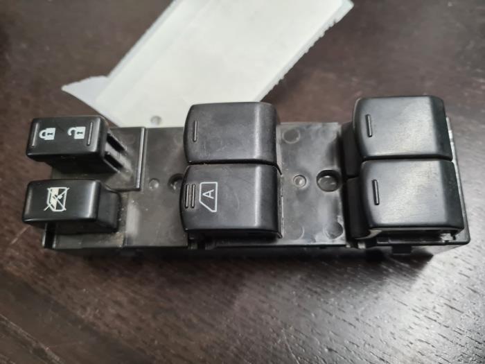 Usados Interruptor de ventanilla eléctrica Nissan Cube (Z12) 1.6 16V Precio € 52,50 Norma de margen ofrecido por van de Bunte Teuge B.V.