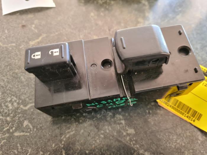 Usados Interruptor de ventanilla eléctrica Nissan Cube (Z12) 1.6 16V Precio € 36,75 Norma de margen ofrecido por van de Bunte Teuge B.V.