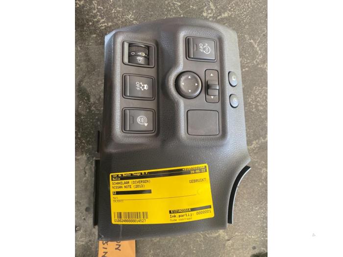 Używane Przelacznik (rózne) Nissan Note (E12) 1.2 DIG-S 98 Cena € 52,50 Procedura marży oferowane przez van de Bunte Teuge B.V.
