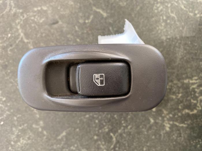 Usados Interruptor de ventanilla eléctrica Mitsubishi Galant (EA/EC) Precio € 21,00 Norma de margen ofrecido por van de Bunte Teuge B.V.