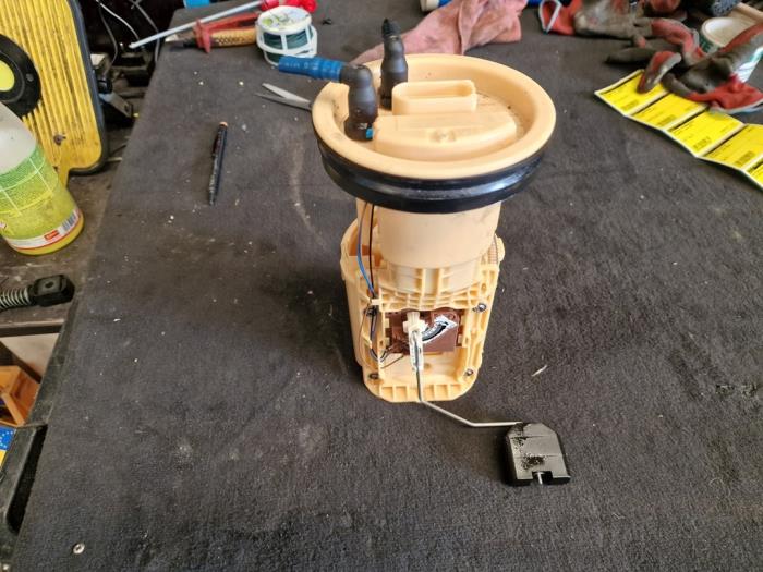 Electric fuel pump from a Volkswagen Transporter T5 2.0 TDI DRF 2010
