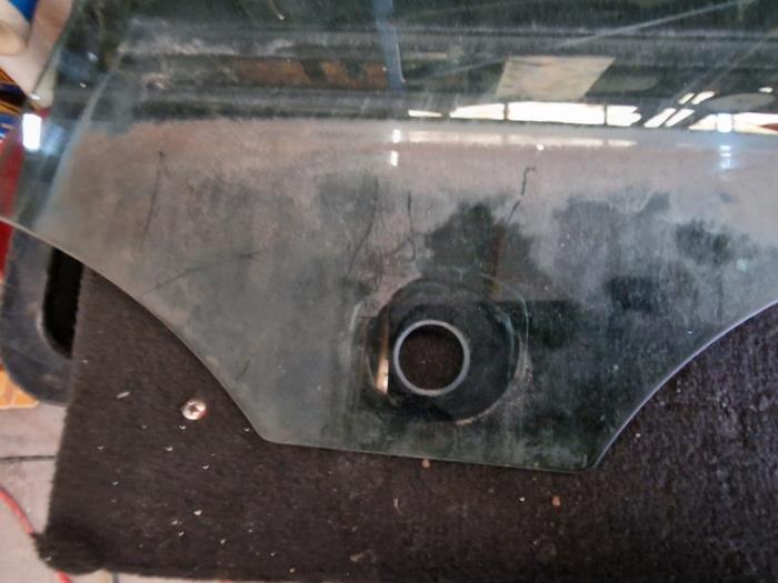 Ventanilla de puerta de 2 puertas izquierda de un BMW 1 serie (F21) 114i 1.6 16V 2012