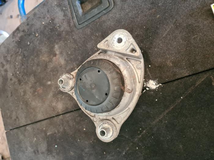 Engine mount from a Mercedes-Benz V (447.8) 2.1 220 CDI, 220 d 16V 2018