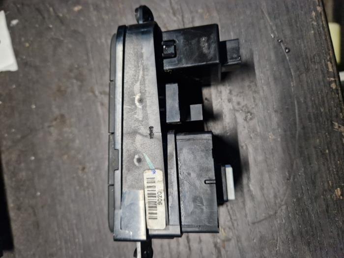 Interruptor (varios) de un Hyundai i10 (B5) 1.2 16V 2014