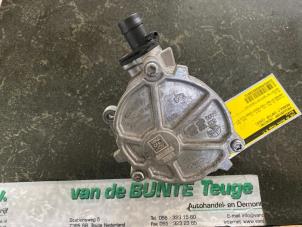 Usagé Pompe à vide (essence) Renault Captur (2R) 1.3 TCE 130 16V Prix € 40,00 Règlement à la marge proposé par van de Bunte Teuge B.V.