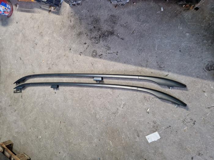 Roof rail kit from a BMW 5 serie Touring (E61) 545i 32V 2004