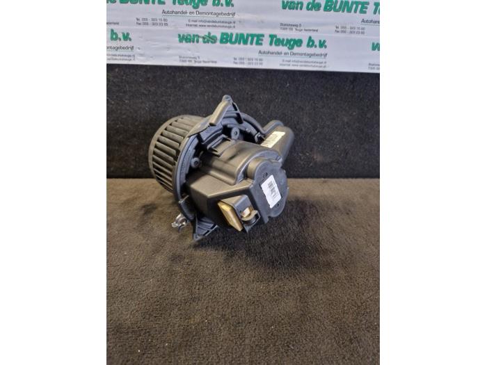 Heating and ventilation fan motor from a Renault Clio IV (5R) 1.5 dCi 90 FAP 2015