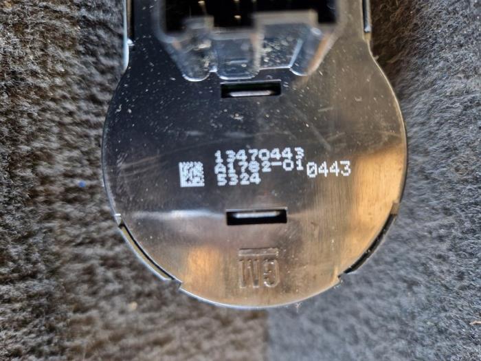 Interruptor de regulador de altura de un Opel Corsa E 1.2 16V 2016