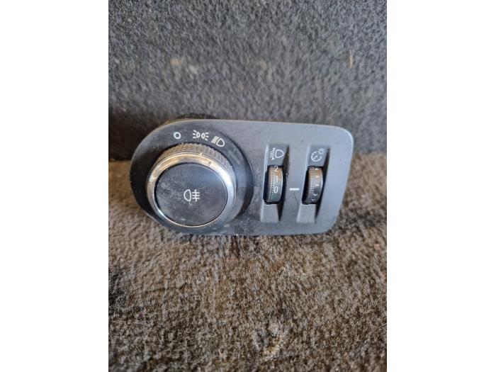 Interruptor de regulador de altura de un Opel Corsa E 1.2 16V 2016
