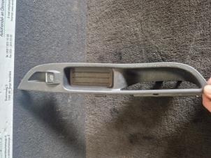 Usados Interruptor de ventanilla eléctrica Ford Focus 3 Wagon 1.0 Ti-VCT EcoBoost 12V 125 Precio € 15,00 Norma de margen ofrecido por van de Bunte Teuge B.V.