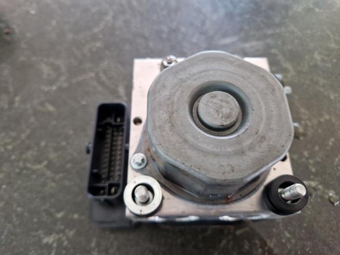 ABS pump from a Renault Captur (2R) 0.9 Energy TCE 12V 2019