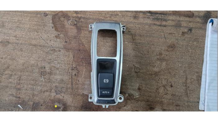Używane Przelacznik hamulca postojowego BMW X5 (E70) 3.0 Si 24V Cena € 52,50 Procedura marży oferowane przez van de Bunte Teuge B.V.