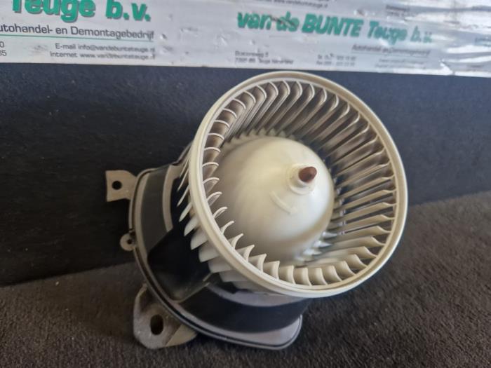 Heating and ventilation fan motor from a Fiat Fiorino (225) 1.3 JTD 16V Multijet 2012