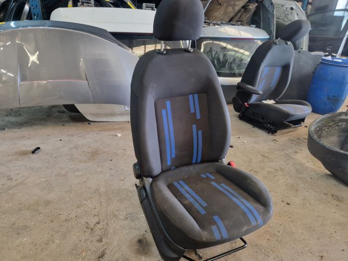 Używane Fotel prawy Fiat Fiorino (225) 1.3 JTD 16V Multijet Cena € 105,00 Procedura marży oferowane przez van de Bunte Teuge B.V.