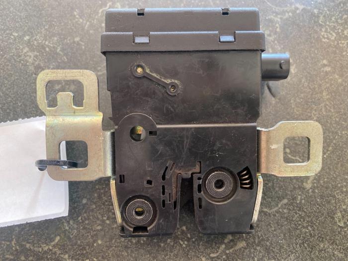 Tailgate lock mechanism from a MINI Mini (R56) 1.6 16V Cooper S 2009
