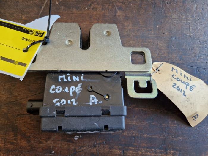 Używane Rygiel tylnej klapy Mini Mini (R56) 1.6 16V One Cena € 42,00 Procedura marży oferowane przez van de Bunte Teuge B.V.