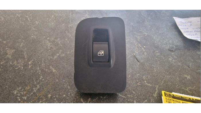 Usados Interruptor de ventanilla eléctrica Fiat Fiorino (225) 1.3 JTD 16V Multijet Precio € 13,13 Norma de margen ofrecido por van de Bunte Teuge B.V.