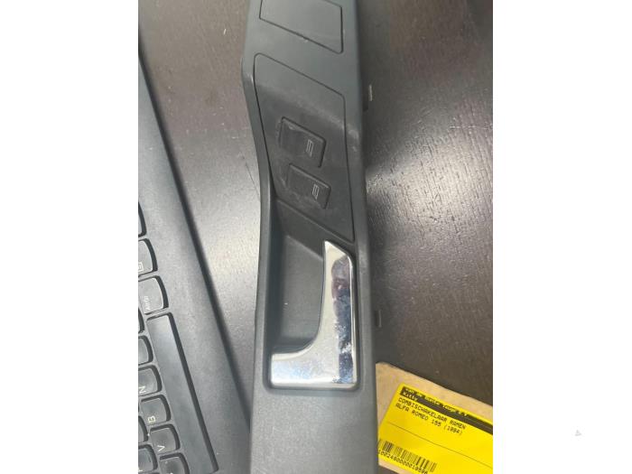 Usados Interruptor combinado de ventanillas Alfa Romeo 155 (167) 1.7 Twin Spark Precio € 15,75 Norma de margen ofrecido por van de Bunte Teuge B.V.