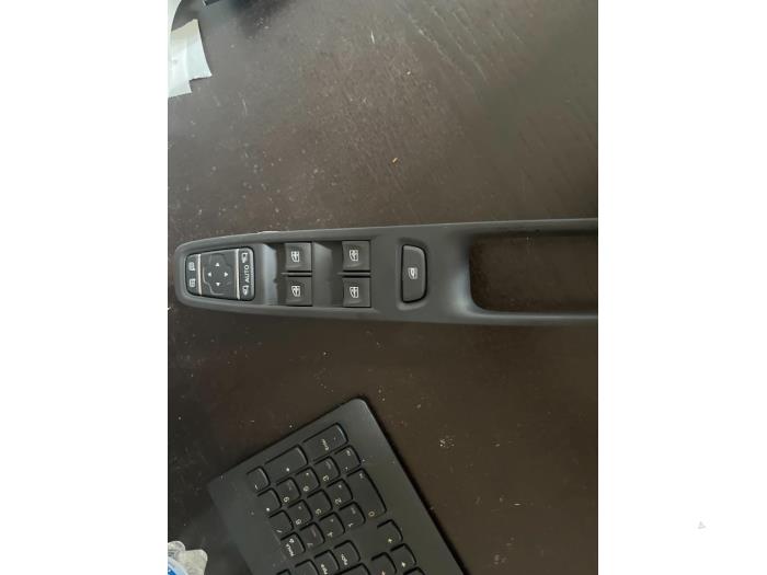Usados Interruptor combinado de ventanillas Renault Captur Precio € 42,00 Norma de margen ofrecido por van de Bunte Teuge B.V.