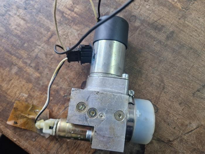 Convertible roof hydraulic pump
