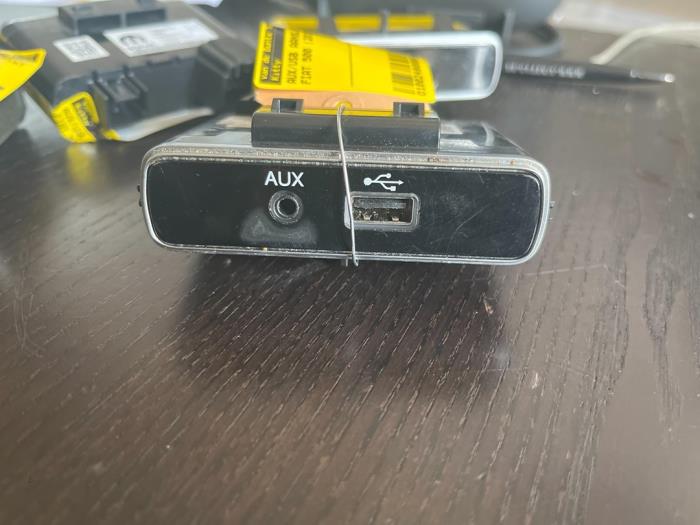 AUX / USB-Anschluss van een Fiat 500 2015