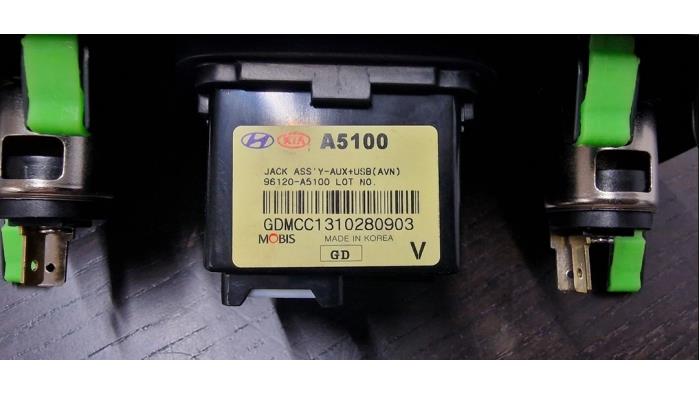 AUX / USB connection from a Hyundai i30 (GDHB5) 1.4 16V 2014